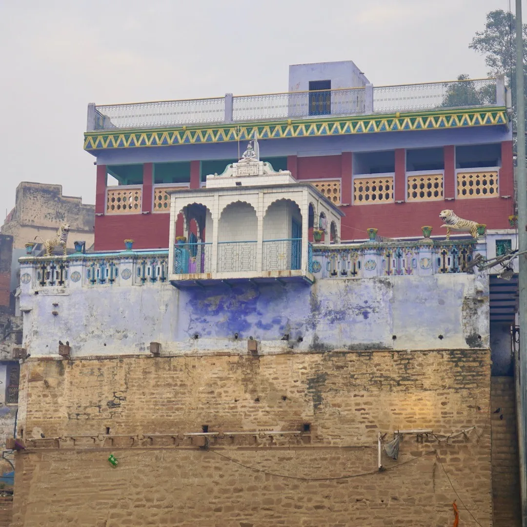 #varanasi #india #banaras #kashi #banarasi #travel #varanasidiaries #uttarpradesh #photography #benaras #ganga #incredibleindia #ghat #gangaghat #gangaghats #travelphotography #var