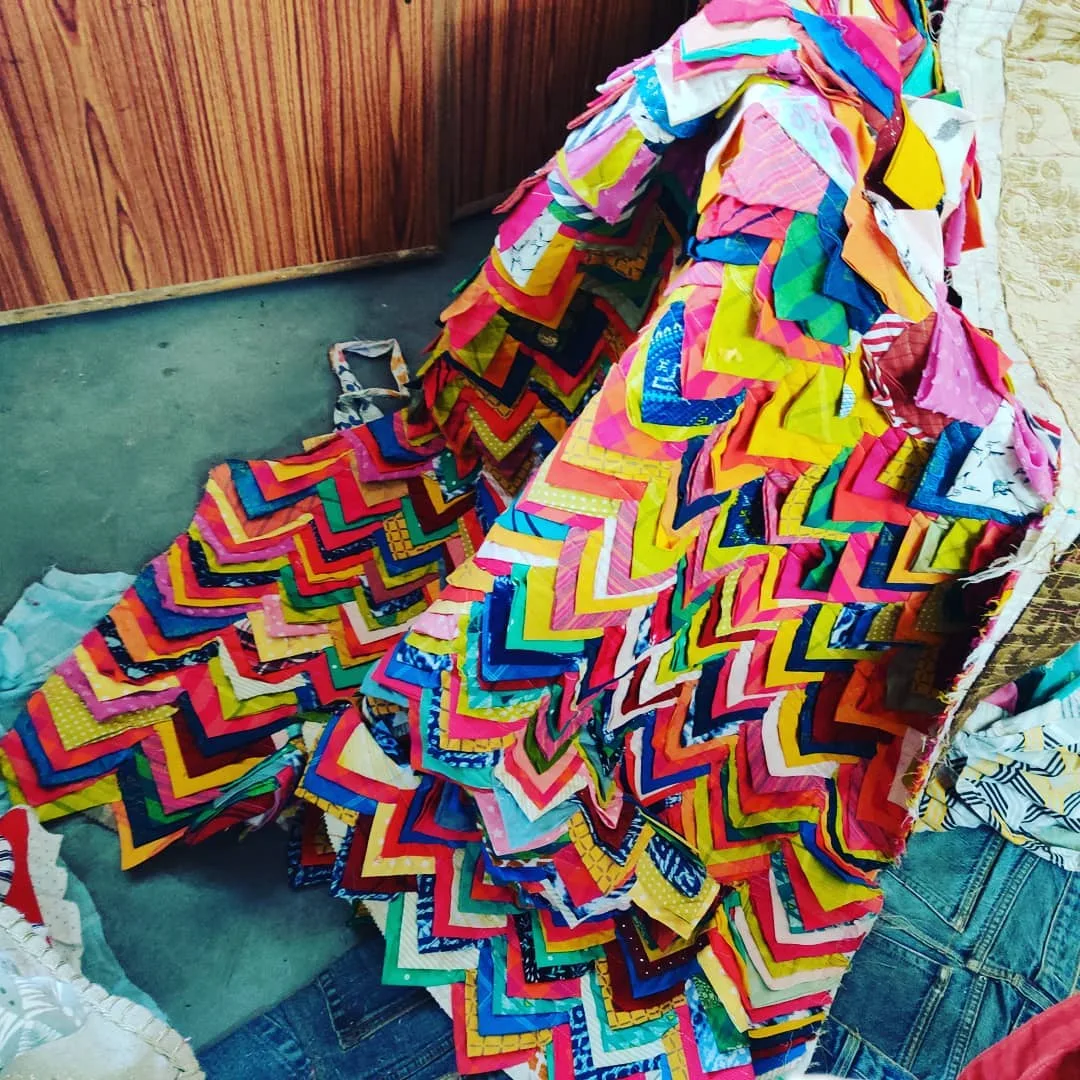 रंगों की बाहर @upcycling.artist Meenakshi's beautiful workshop