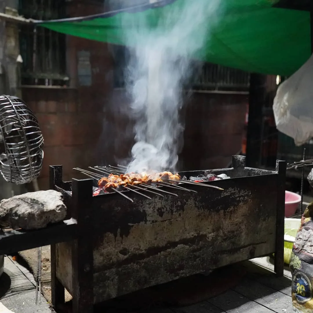 #barbecue #smoke #street #food #streetfood #streetfoodindia #steam #sustainable #slowliving #theartofslowliving #photography #indiaclicks #incredibleindia #indiapictures #indiatrav
