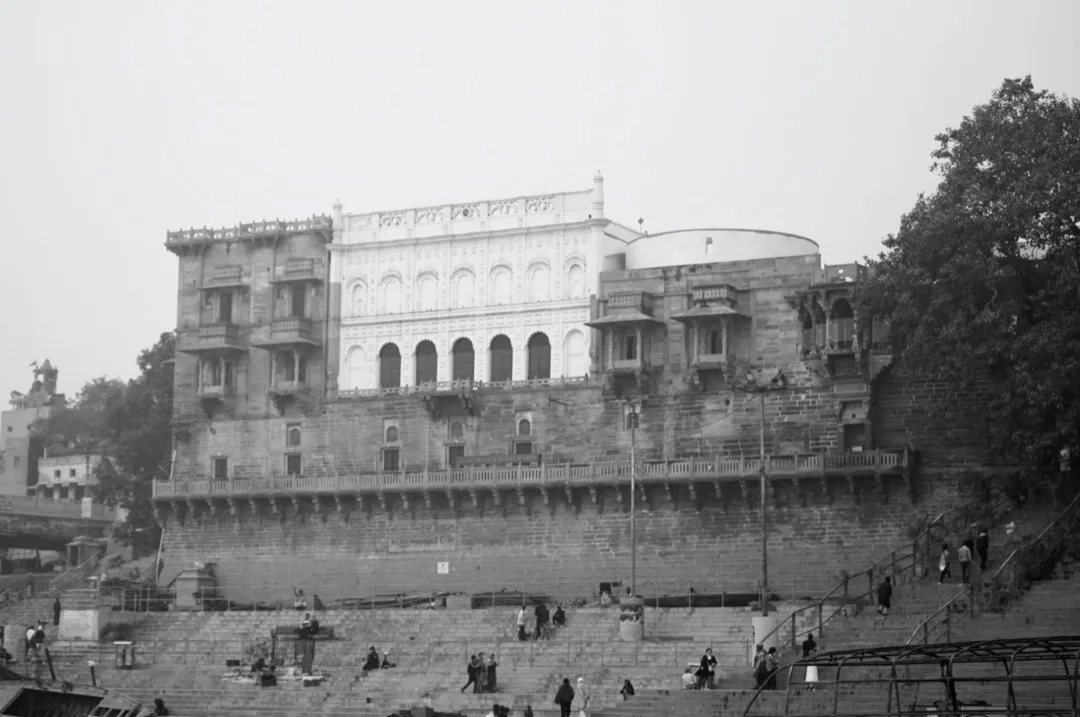 #varanasi #india #banaras #kashi #banarasi #travel #varanasidiaries #uttarpradesh #photography #benaras #ganga #incredibleindia #ghat #gangaghat #gangaghats #travelphotography #var