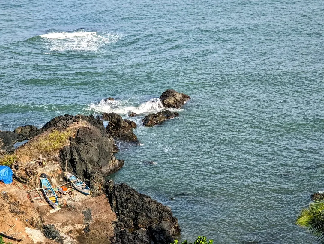 Fishing boats look rather romantic from a distance 

#fishing #boat #sea #rocks #caboderama #goa #trees