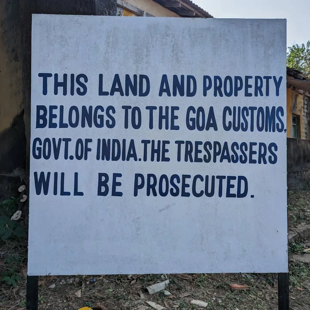 The customs guys being the little shits that they are, they've put this board up at the entrance of Betul Fort, which is the only fort built by Shivaji in Goa. When the Portugese c