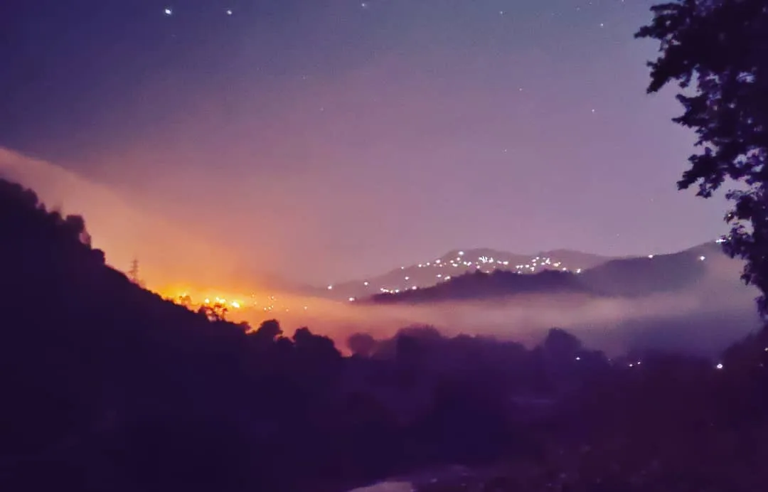 Since you guys liked the #morning view, here is a fuller wide frame. Notice the #stars up above and the #mist hanging in the air from left to right.

#vanlife #camping