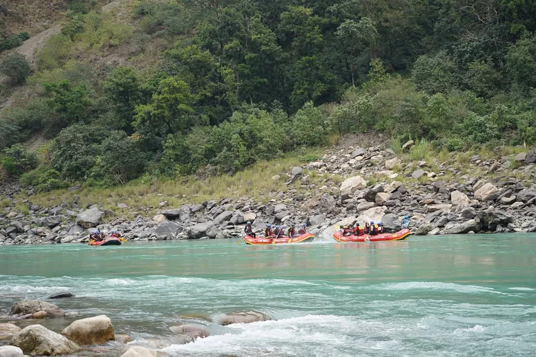 The came #rafting down the #Ganga #river, one after the other

#uttarakhandheaven #uttarakhand #travelphotography #travel #nature #incredibleindia #travel #adventure #sports #river