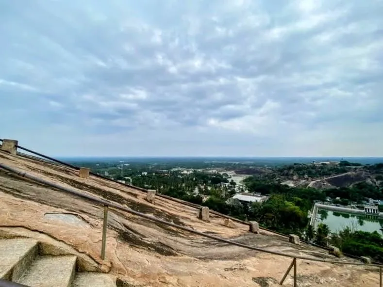The view from #Sravanabelagola.

You can almost see the curvature of the earth 😳

#clouds #Karnataka #panorama