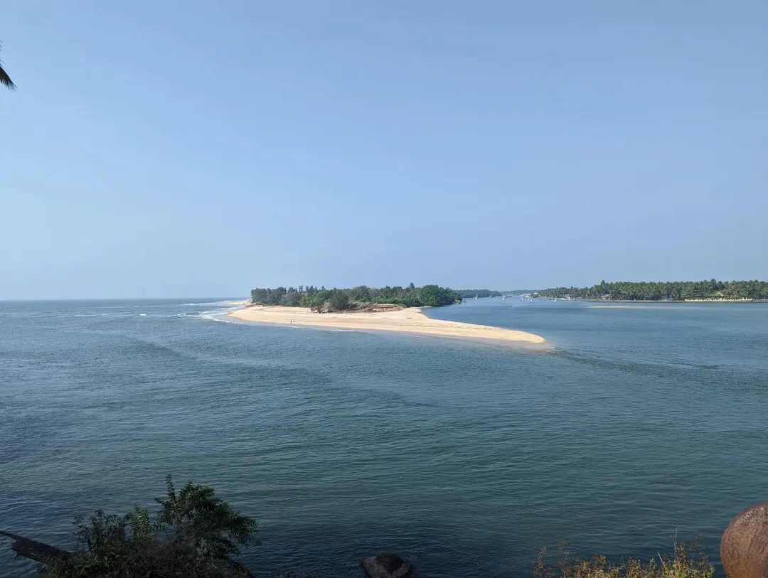 The view from Betul Fort is hard to describe. Something else altogether. Must go back there soon.