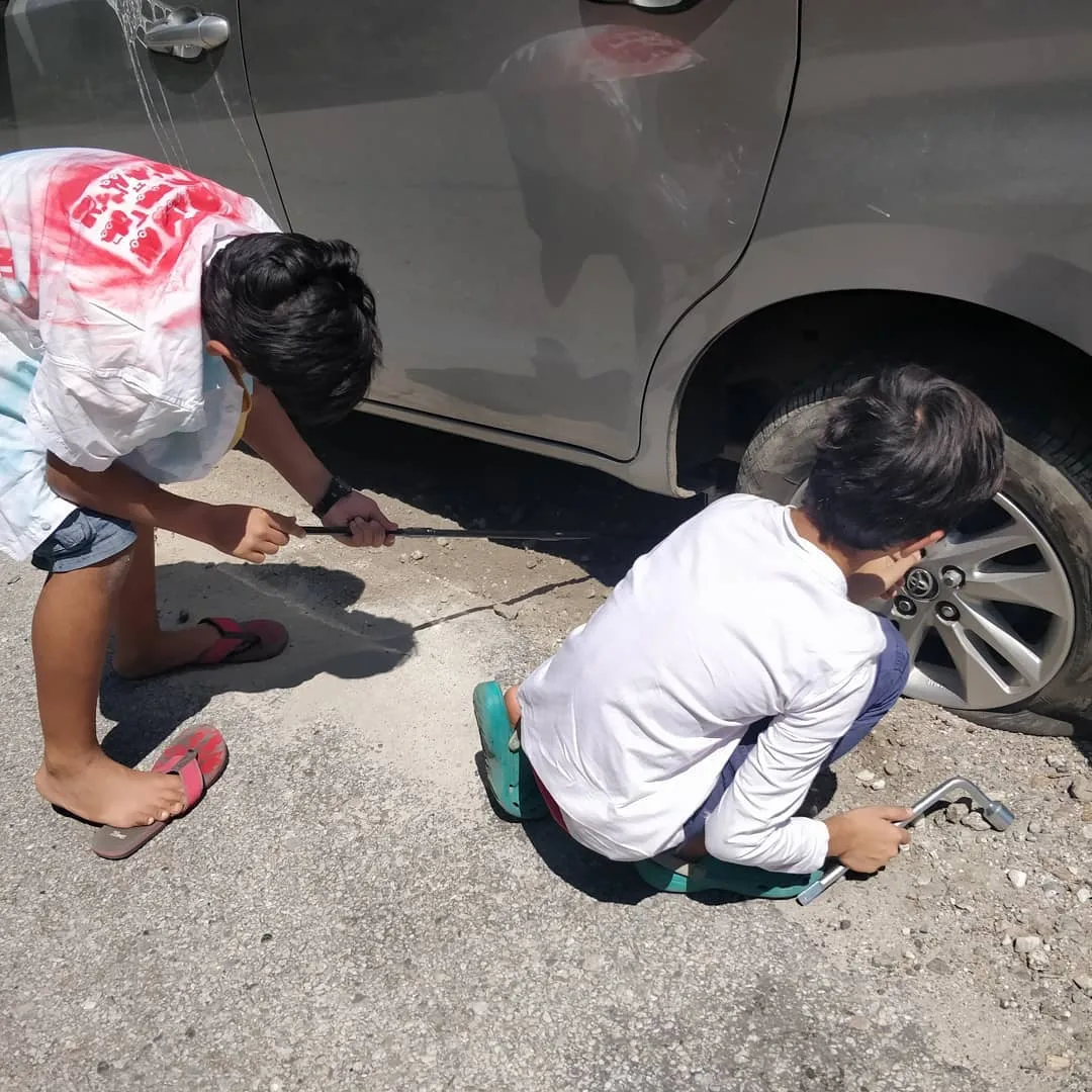 Tyre burst. We moved to the left of the road to allow a vehicle coming uphill to pass. The water pipeline by the side of the road cut the tyre.

#vanlife #roadtrip #travelwithkids 