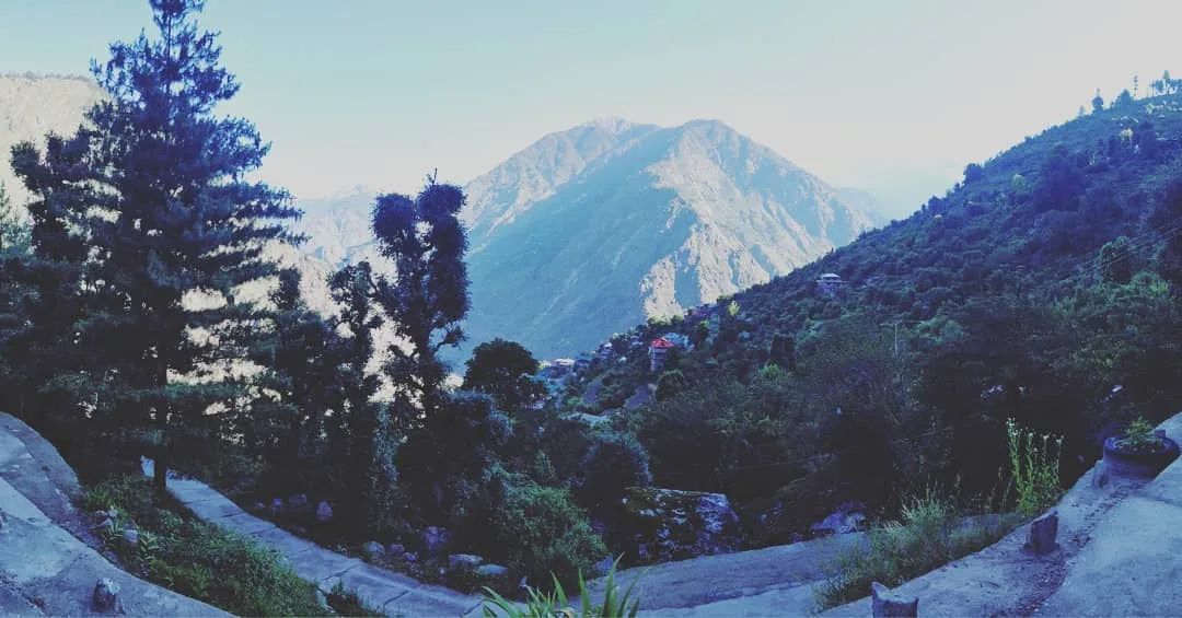 Trying to give you a sense of the fantabulous beauty of our perch. We spent the night in the newly constructed parking lot of the #Ponda Buddhist monastery. Sharing panoramas clear