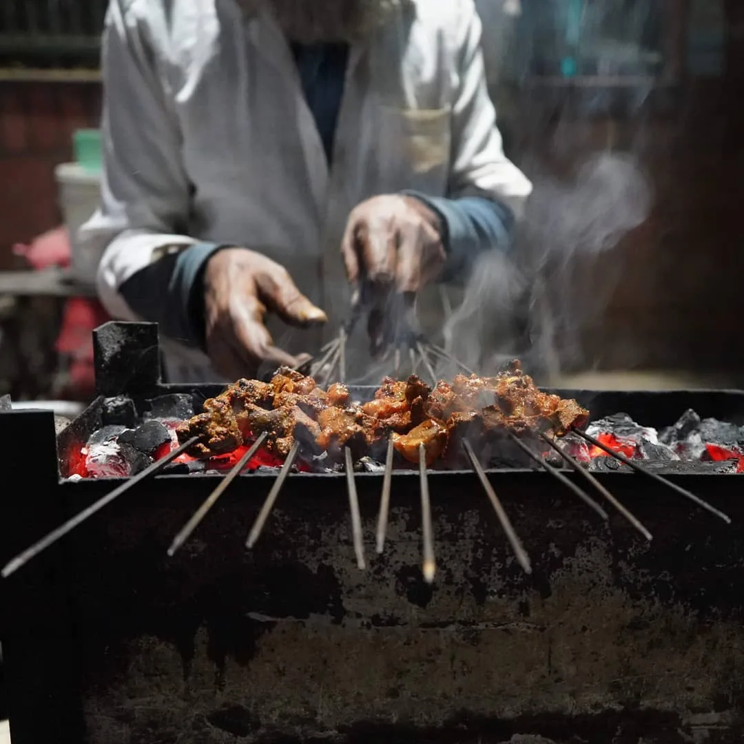 #barbecue #grill #seekh #kabab #street #food #streetfood #streetfoodindia #steam #sustainable #slowliving #theartofslowliving #photography #indiaclicks #incredibleindia #indiapictu