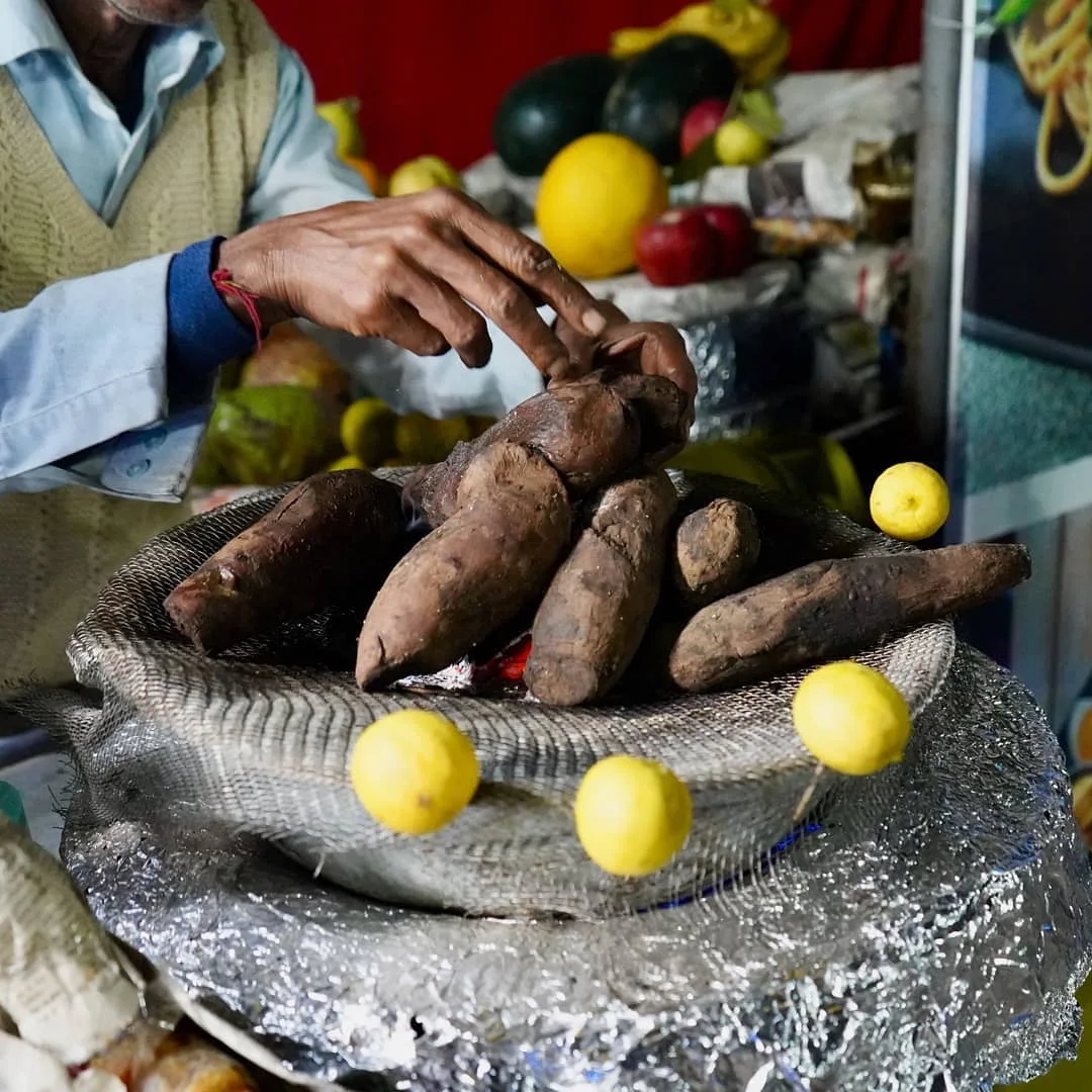 कुछ दिन पहले आपने शकरकंदी देखी थी। आज उसे बनाने वाले से मिलिए। 🍠

#sweetpotato #street #food #streetfood #streetfoodindia #steam #sustainable #slowliving #theartofslowliving #photo