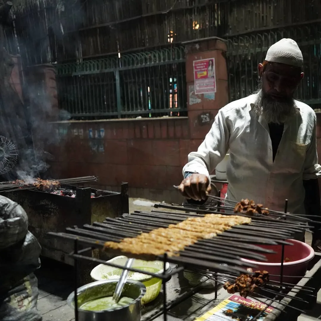 #barbecue #grill #seekh #kabab #street #food #streetfood #streetfoodindia #steam #sustainable #slowliving #theartofslowliving #photography #indiaclicks #incredibleindia #indiapictu