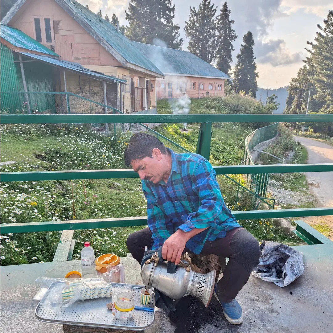 This man's great grandfather was born in Pakistan. So was mine. He makes kahwa; I make computers. But judging from our bellies, we are both equally prosperous.