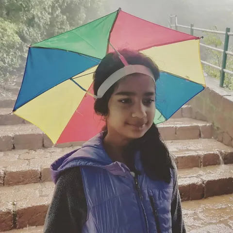 S2 in a cute umbrella hat.