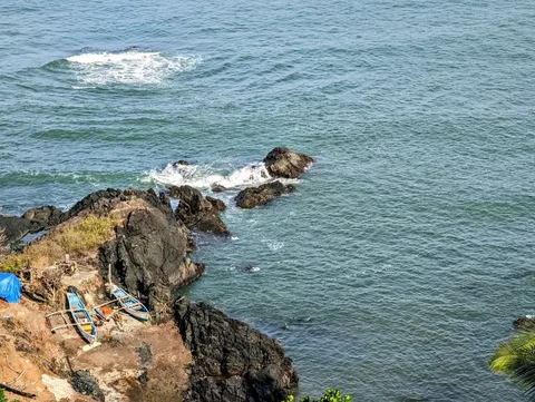 Fishing boats look rather romantic from a distance 

#fishing #boat #sea #rocks #caboderama #goa #trees
