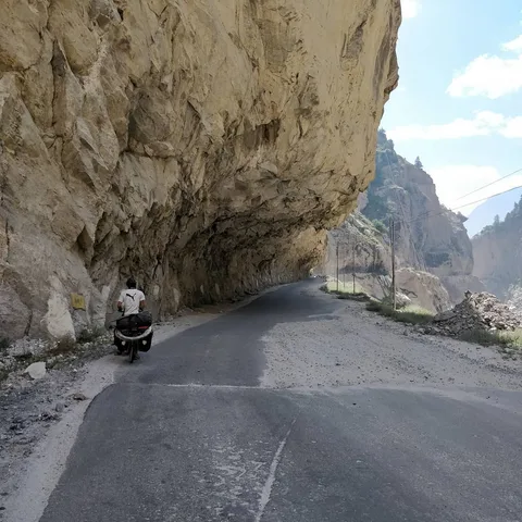 Nowhere near the most spectacular #overhang we have encountered so far. But the one safest to photograph 😀