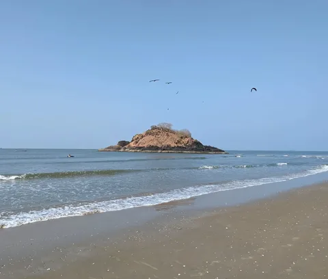 The elder one dialed things up a couple of notches and took the dinghy out into the sea. The island was too rocky and he