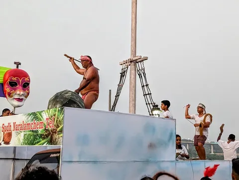 Some scantily clad men were seen promoting the virtues of coconut oil. Women were having a field day photographing this 